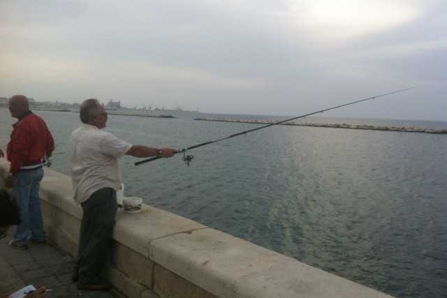 Lungomare: una giornata con i pescatori amatoriali, tra un ''mo' ven'' e un ''tir tir'' 